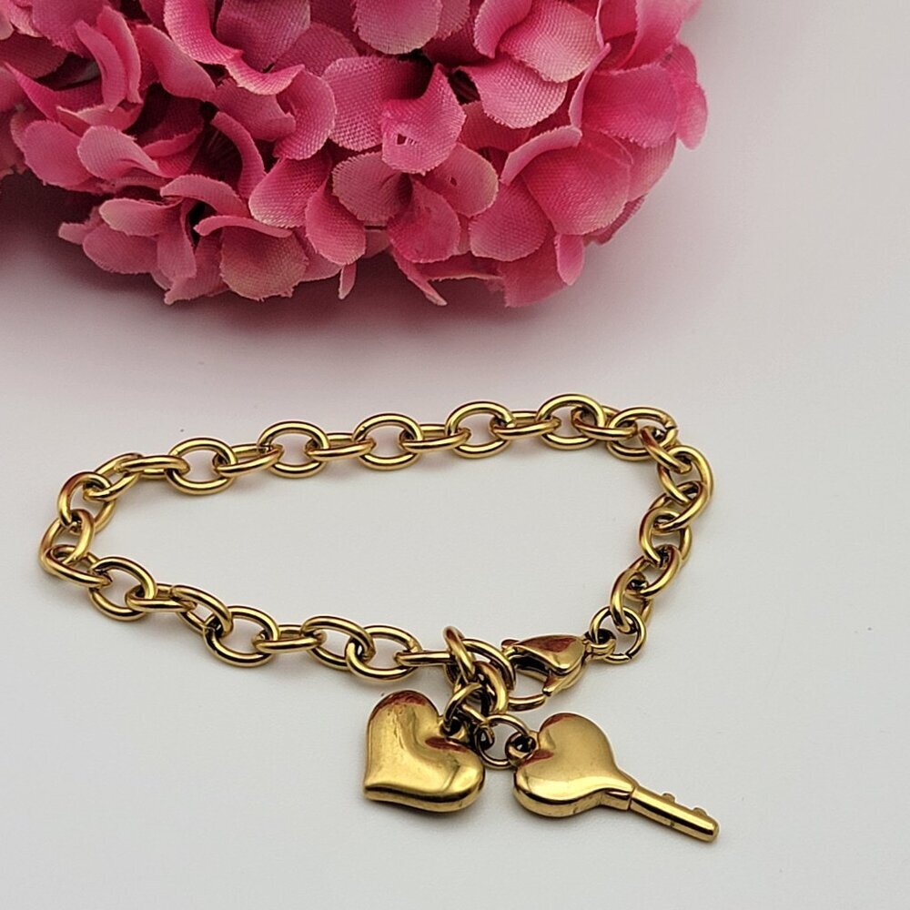 Gold Plated Heart And Key Charm Bracelet 7.5" Oval Link Chain Lobster Clasp